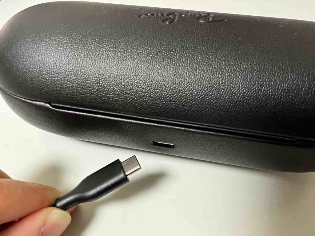 充電ケースの充電方法の写真