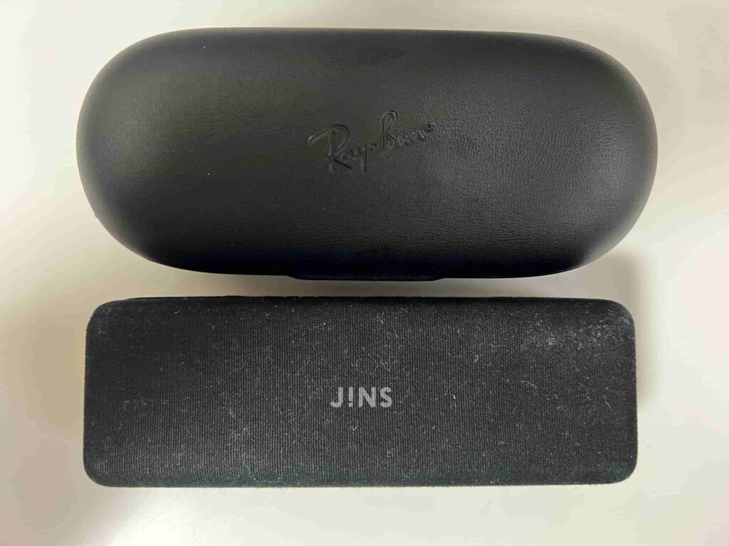 Ray-ban storiesのケースとJINSのケースを並べた写真