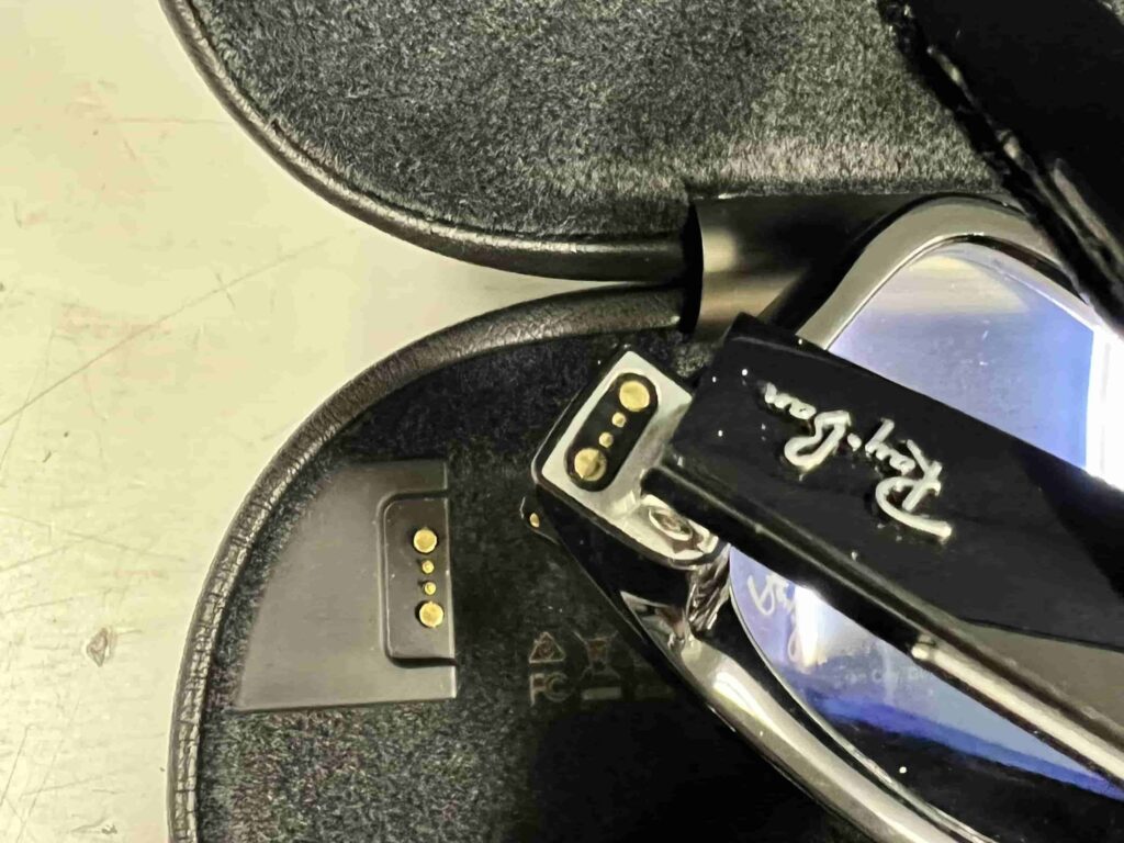 充電ケースとメガネを接触させる方法を示した写真