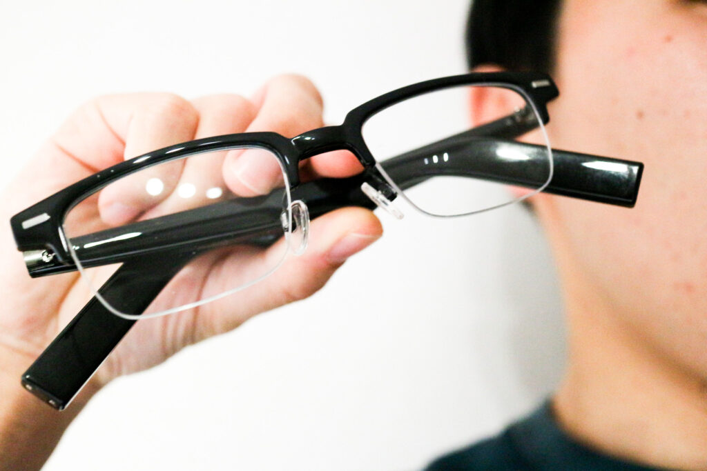 手に持ったHUAWEI Eyewear