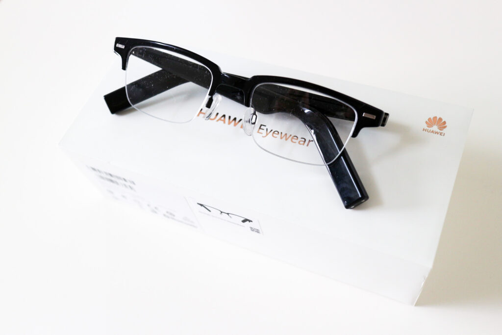 箱の上のHUAWEI Eyewear(斜めから)