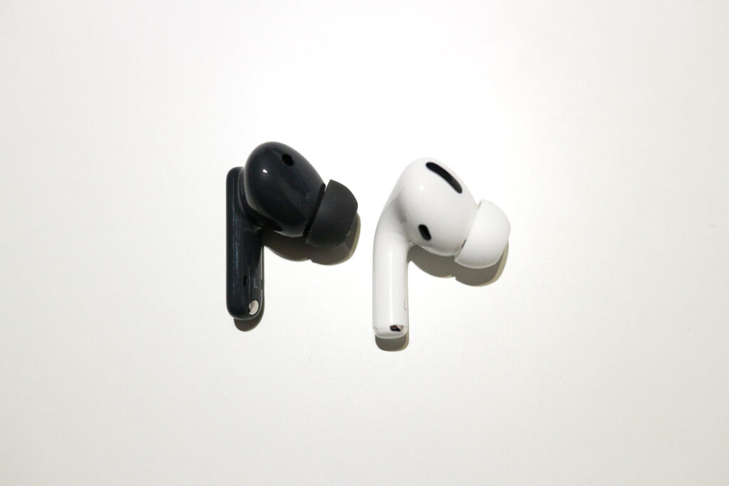 HUAWEI FreeBuds 5iとAirpods Proの写真