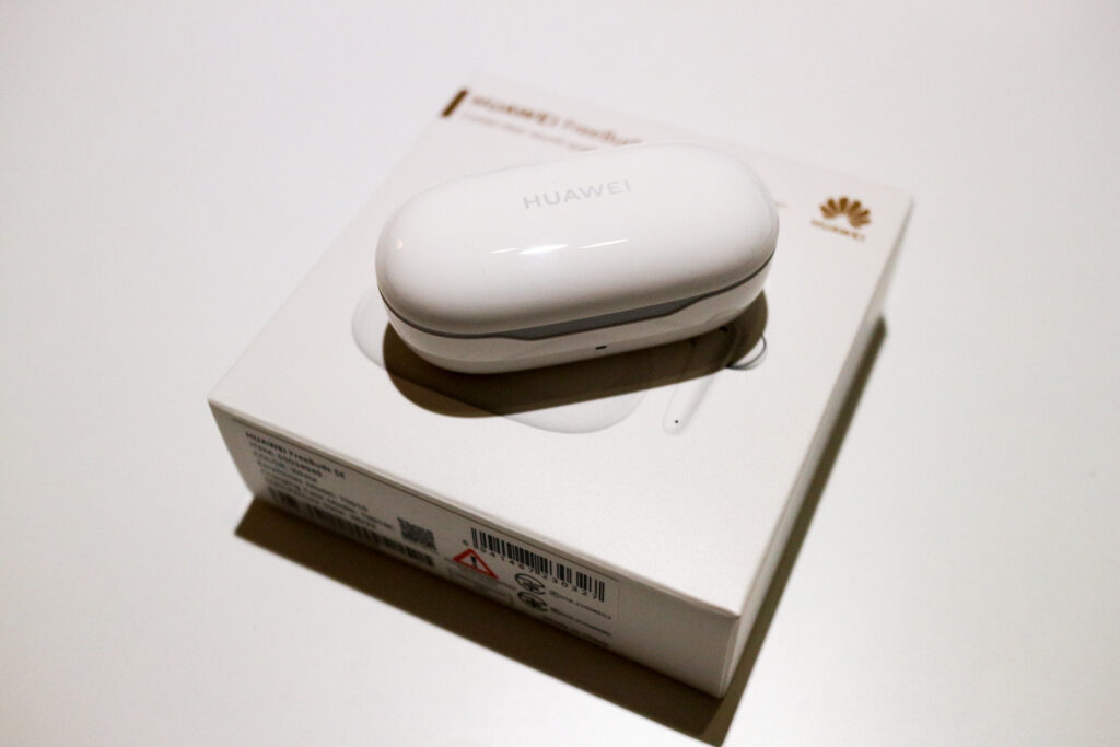 箱の上のHUAWEI FreeBuds SE