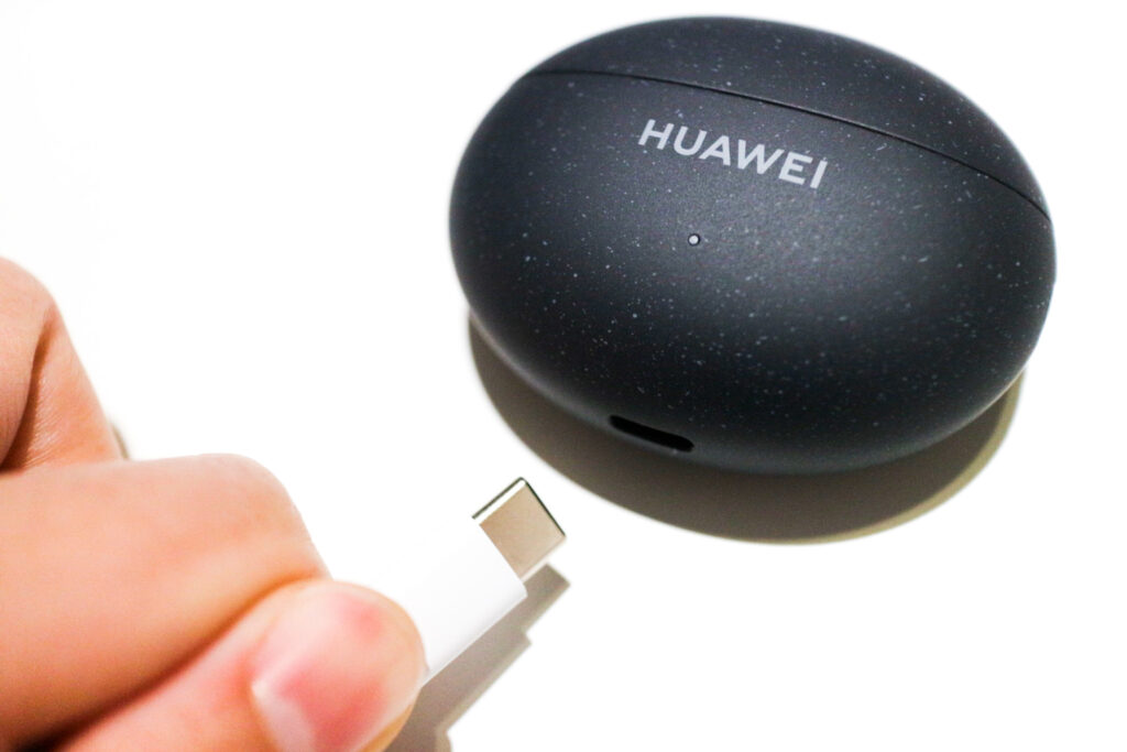 HUAWEI FreeBuds 5iを充電する