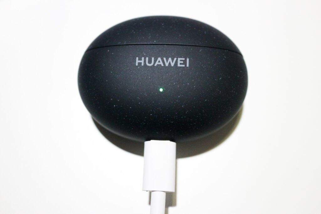 HUAWEI FreeBuds 5iを充電する