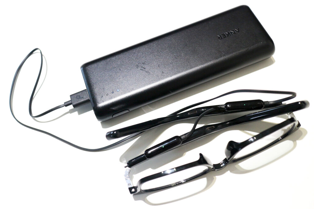 充電中のSoundcore Frames