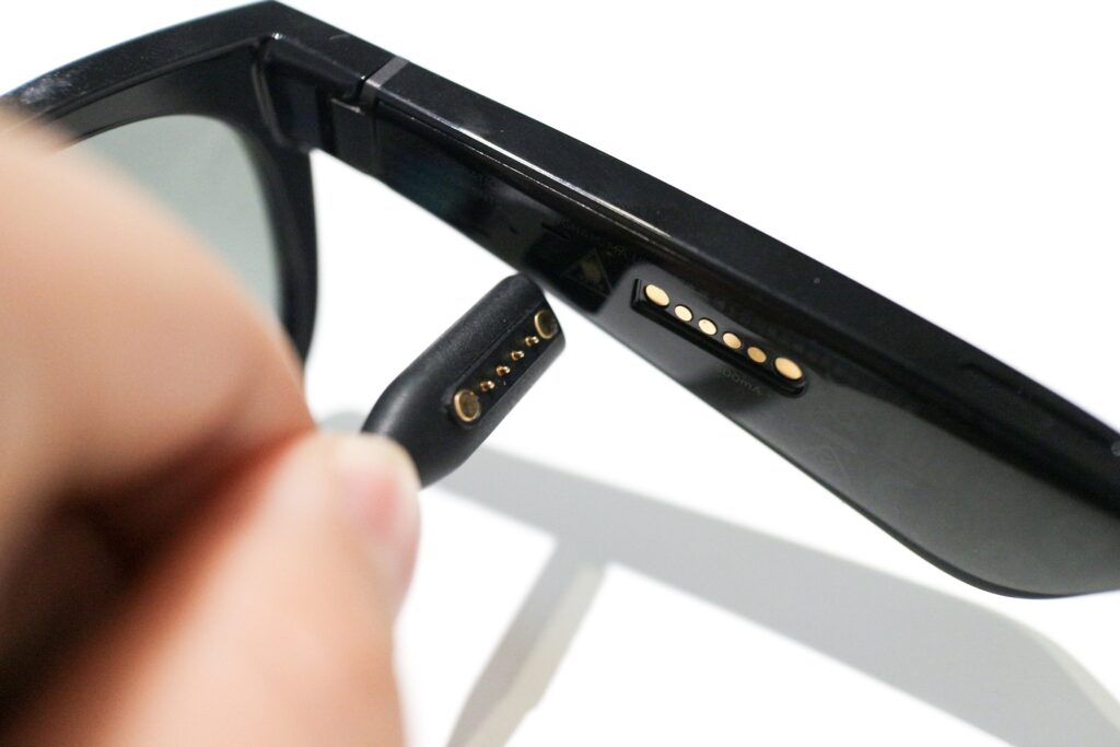 充電ケーブルをBose Frames Sopranoに接続