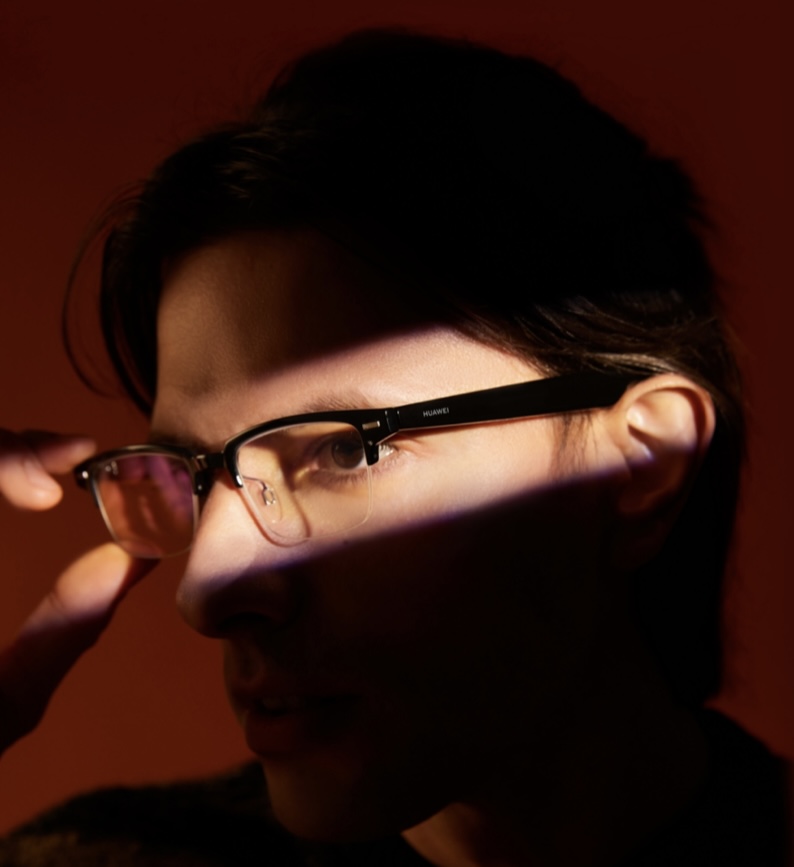 Eyewearをかけた男性