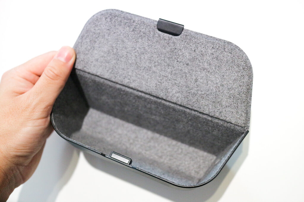 Bose Frames Sopranoのケースを開く
