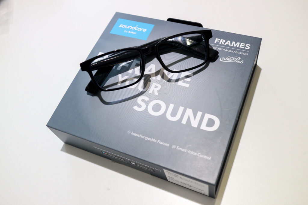 箱の上のSoundcore Frames