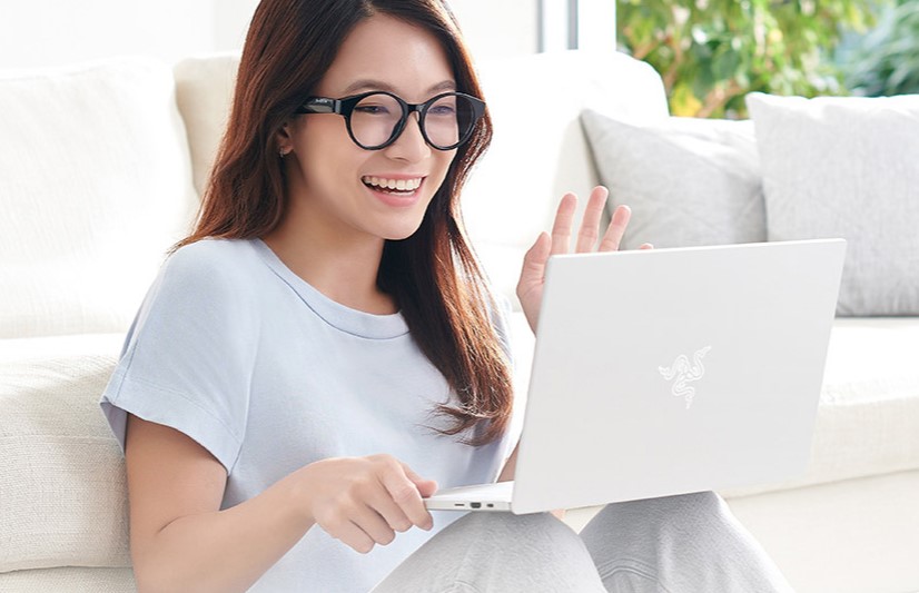 Razer Anzuをかけた女性