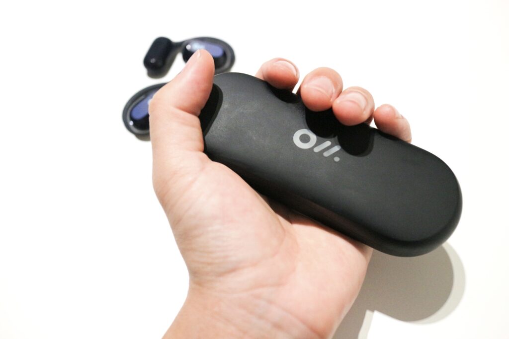 手で持ったOladanceの充電ケース