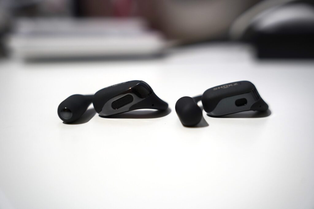 OpenFit 2+とOpenFitの側面